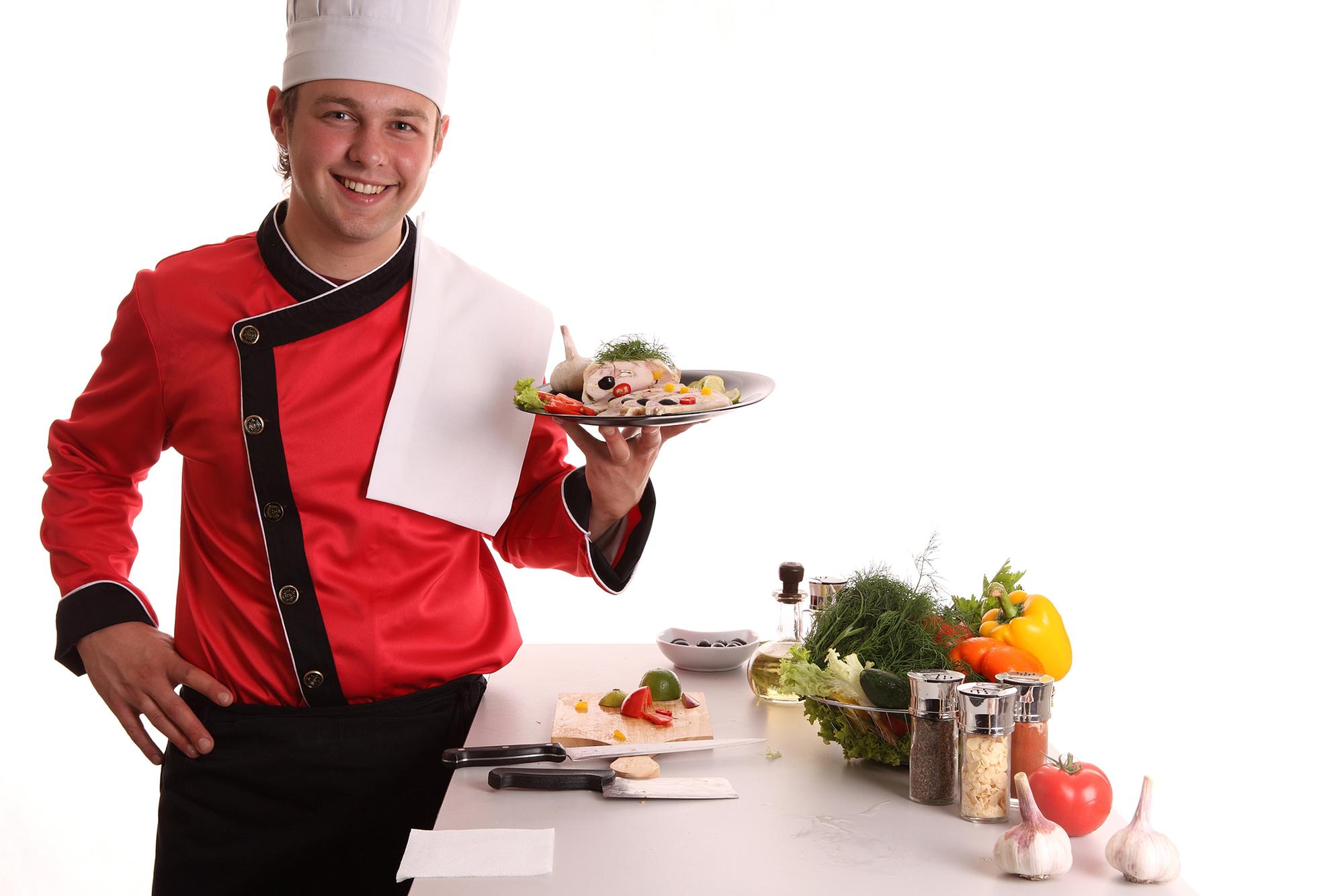 Gülümseyen aşçı ev mutfağında taze yemek servis ederken